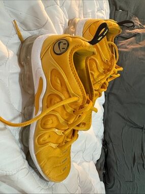 Nike Yellow Go The Extra Smile